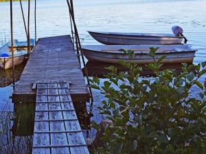 6 person holiday home in TORSBY في Överbyn: يتم رست اثنين من القوارب بجوار رصيف خشبي