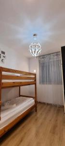 een slaapkamer met een stapelbed en een kroonluchter bij funattlv in Tel Aviv