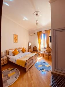 um quarto com uma cama e uma sala de estar em Hotel Tamar Mepe em Kutaisi