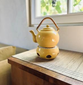 a yellow tea pot sitting on a table at Bliska Wioska- Dom 
