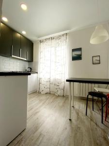 uma cozinha com uma mesa num quarto em Стильная квартира в светлых тонах em Dnipro