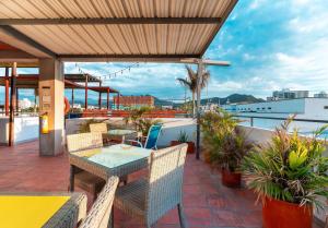 a patio with a table and chairs on a roof at Apartaestudios Casa Bugambilia in Santa Marta