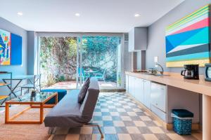 a living room with a couch and a table at Apartaestudios Casa Bugambilia in Santa Marta