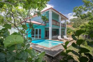Piscina a Les Villas du Lagon o a prop
