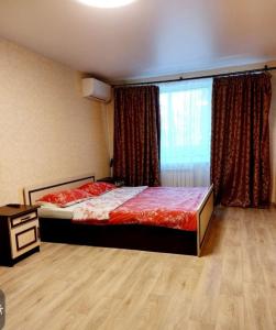 sypialnia z łóżkiem i oknem w obiekcie Аккуратная , чистая квартира на Пр Гагарина 169 w mieście Dniepr