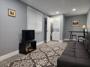 a living room with a couch and a table at Lovely One Bedroom home/ guest house in Lakeland