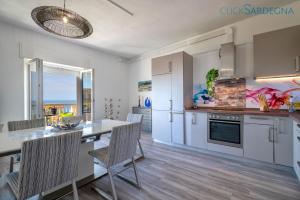 O bucătărie sau chicinetă la Tudor Flat sea view with WiFi unlimited, next to the sea