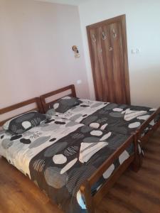 Postel nebo postele na pokoji v ubytování Apartman Gulab Krushevo