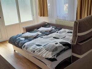 Llit o llits en una habitació de Apartman Gulab Krushevo