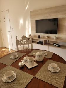 a living room with a table with tea sets on it at Apartamento en el centro de Lomas in Lomas de Zamora