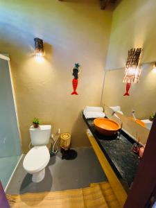een badkamer met een toilet en een wastafel bij BeachResidence- KiteAliCori in Luis Correia