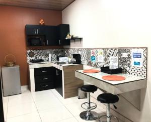 eine Küche mit einer Theke und Hockern darin in der Unterkunft Departamento H González 2 in El Coco + 9 Fotos