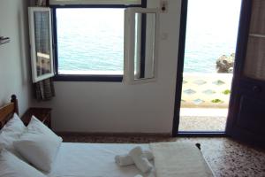Posteľ alebo postele v izbe v ubytovaní Chrisopetro Rooms