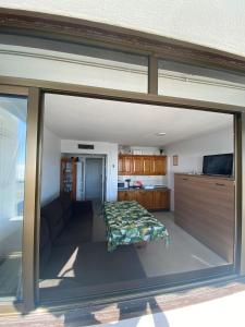 una sala de estar con una gran ventana corredera de cristal en Hilo Verde, en Matalascañas
