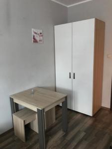 Cette chambre comprend une table en bois et une armoire. dans l'établissement Apartament przy starówce, à Gdańsk