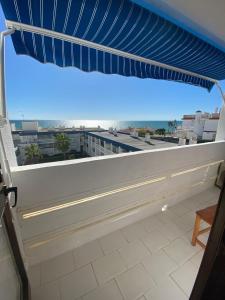 a balcony with a view of the ocean at Hilo Verde in Matalascañas