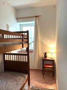 Poschodová posteľ alebo postele v izbe v ubytovaní Nádaskúti ház