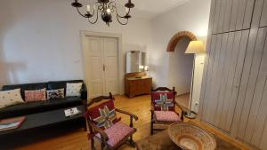 a living room with a couch and two chairs at Nádaskúti ház in Csopak