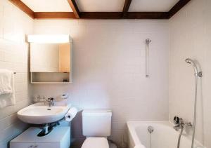 uma casa de banho com um WC, um lavatório e uma banheira em Casa Rogoria - Intimo rifugio con terrazza e caminetto em Astano