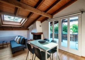 Posezení v ubytování Casa Rogoria - Intimo rifugio con terrazza e caminetto + 34 fotografií