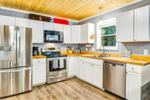 eine Küche mit weißen Schränken und Küchengeräten aus Edelstahl in der Unterkunft Snowdrop Summit Cabin in Snoqualmie Pass