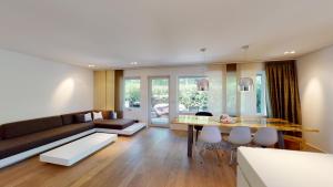 uma sala de estar com um sofá e uma mesa em Designer-Loft mit Whirlpool em Colónia