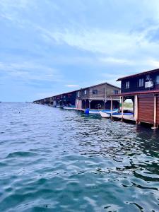 eine Reihe von Häusern auf einem Dock im Wasser in der Unterkunft ADI BOUTIQUE HOUSE in Thessaloniki