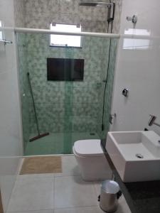 Un baño con ducha, inodoro y lavabo. en Casa da Thalita, en Pirenópolis 28 fotos más
