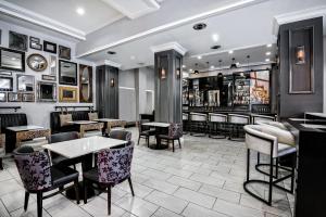 Ο χώρος του lounge ή του μπαρ στο Hotel Indigo Dallas Downtown by IHG