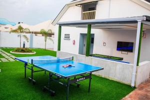 - une table de ping-pong dans l'arrière-cour d'une maison dans l'établissement Maple studio+Gym+Snooker board Rhodabode Apt, Nile, à Abuja
