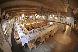 an overhead view of a large banquet hall with tables at Lipowy Gościniec in Otwock Mały