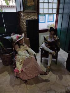 duas mulheres sentadas em cadeiras num quarto em Pousada Arte Colonial - Casarão Histórico do Séc XVIII em Paraty