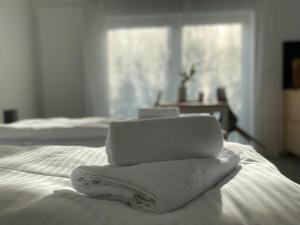 a pile of towels sitting on top of a bed at FRIESENHÜTTE NORDDEICH in Norddeich