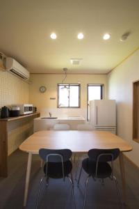 出雲市にあるIzumo - House - Vacation STAY 13870vのキッチン(木製テーブル、椅子付)