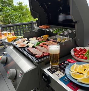 grill z mięsem i warzywami oraz kieliszek piwa w obiekcie Iojima BeachHouse - Vacation STAY 97622v w mieście Nagasaki