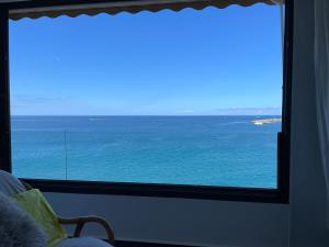 - une vue sur l'océan depuis la fenêtre de la chambre dans l'établissement Direkt am Strand - Playa Patalavaca - Doñana, à Patalavaca