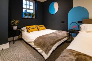 2 camas en una habitación con paredes azules en The Nest - Luxury 16 person Apt w jacuzzi & parking en Blackpool