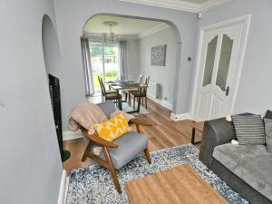 uma sala de estar com um sofá e uma mesa em Cosy 3 bed with Parking- Family and Contractors em Birmingham