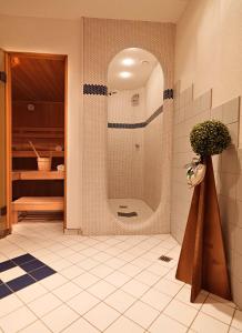 Phòng tắm tại Landhaus Strolz