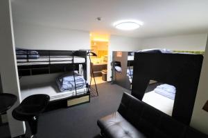 מיטה או מיטות קומותיים בחדר ב-WADACHI - Vacation STAY 13460