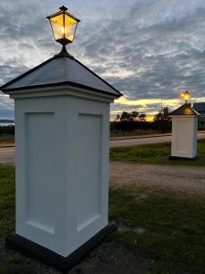 Villa Gasabäck في Söråker: مصباح إنارة فوقه ضوء