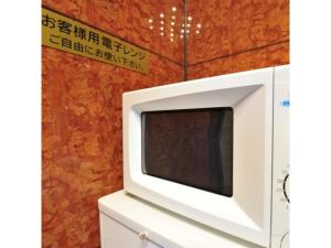 un microondas sentado en la parte superior de un armario blanco en Suzuka Royal Hotel - Vacation STAY 38899v, en Suzuka