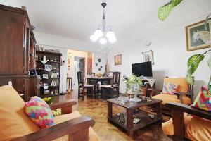 ein Wohnzimmer mit einem Sofa und einem Tisch in der Unterkunft Departamento muy buena ubicacion in Buenos Aires