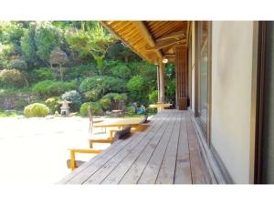 een houten terras met een tafel en banken erop bij Saraya - Vacation STAY 41728v in Kamiyama