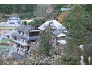 een luchtzicht op een huis op een heuvel bij Saraya - Vacation STAY 41728v in Kamiyama