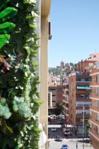 vista de uma rua da cidade a partir de um edifício em Apartamento inteligente con vistas a la Alhambra em Granada