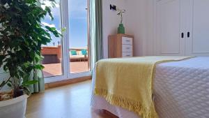 sypialnia z łóżkiem z żółtym kocem w obiekcie Ático Deluxe Granada, Parking gratis y Terraza w mieście Armilla +37 zdjęć