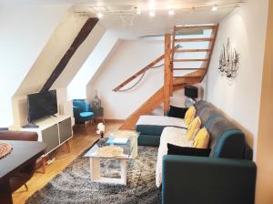 a living room with a couch and a ladder at Appartement Saint Malo vue sur mer, parking vélo privé , Ferry, plage et commerces à 50 m in Saint Malo