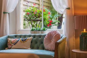 Χώρος καθιστικού στο Seafront Apartment Private Garden & Free Parking +26 φωτογραφίες