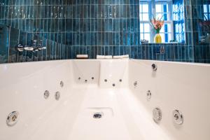 Ванная комната в The Nest - Luxury 16 person Apt w jacuzzi & parking +30 фотографий